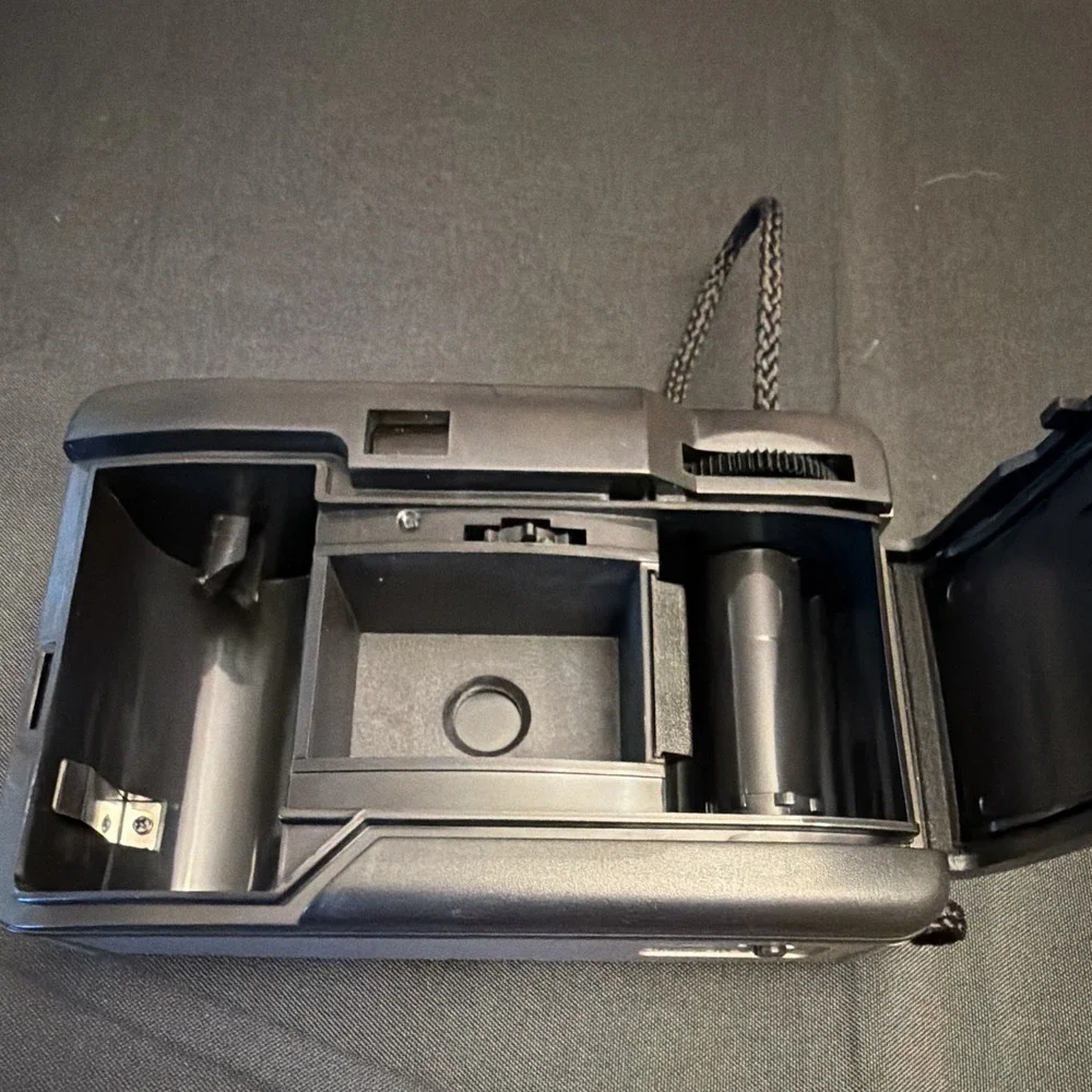 Argus Cintar 520 Silver 35mm Film Point & Shoot Camera Focus-Free 28mm Lens